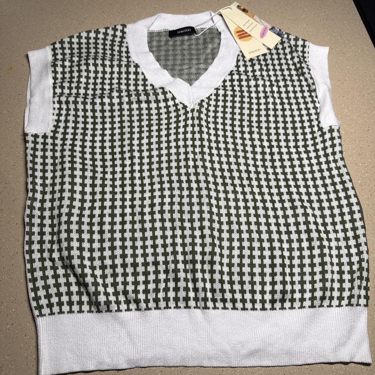 white and green dokotoo knit vest #preppy #houndstooth