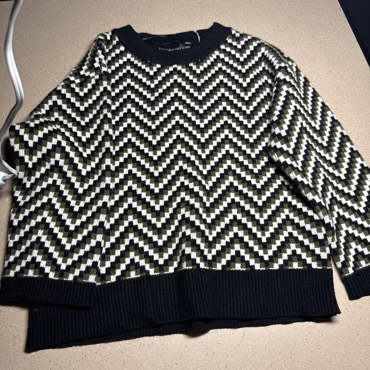 white and green chevron knit sweater #chevron #knitwear
